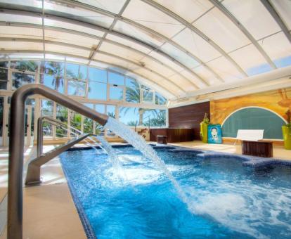 Foto de la piscina cubierta del alojamiento con chorros.