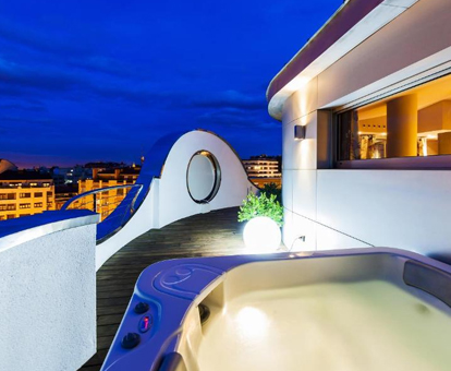 Foto del jacuzzi privado en la terraza de la suite Clásica con vistas a la ciudad, del Hotel Nature Oviedo