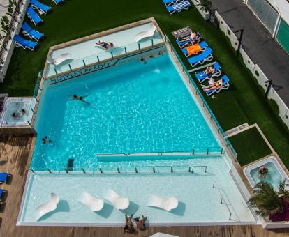 Foto de la piscina con solarium y jacuzzis al aire libre.