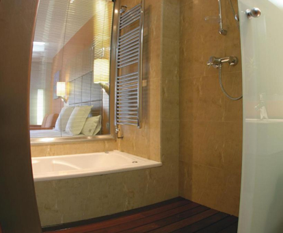 Foto de la bañera con hidromasaje privada dentro de la habitación en el hotel Regente Aragón de Tarragona