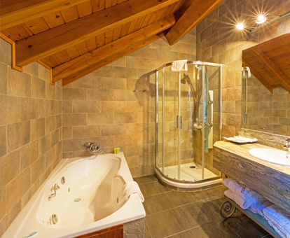 Foto del baño con jacuzzi para dos personas y ducha en el Hotel Restauurant Castellarnau