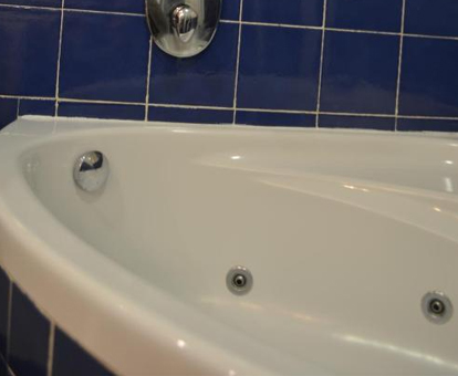 Foto de la bañera de hidromasaje con azulejos azules del Hotel Retiro del Maestre