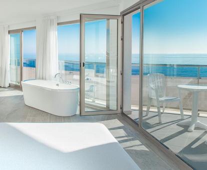 Foto de una de las fabulosas habitaciones del hotel con hermosas vistas al mar y terraza privada.