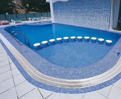 Foto de la piscina del alojamiento con jacuzzi al aire libre.