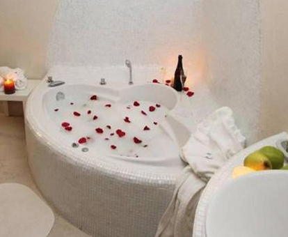 Foto de la bañera de hidromasaje que se encuentra en el baño de una de las habitaciones del Hotel Rural & Spa Las Nubes