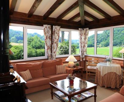 Foto del salón común del alojamiento con hermosas vistas a la naturaleza.
