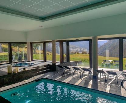 Foto del jacuzzi del spa con impresionantes vistas a la naturaleza del hotel.