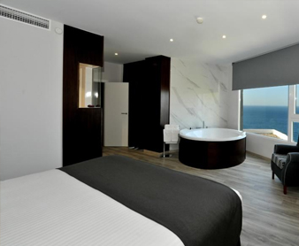 Foto de la habitación con bañera de hidromasaje privada del Hotel Salobreña Suites