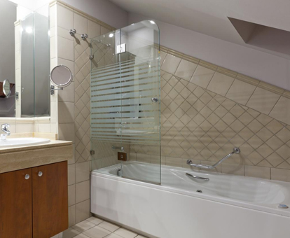 Foto del baño con bañera de hidromasaje individual del Hotel San Juan de los Reyes