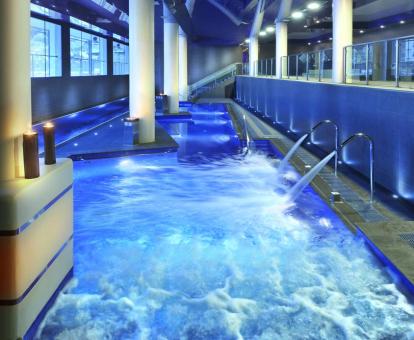 Foto de la amplia piscina con hidroterapia del spa del hotel.