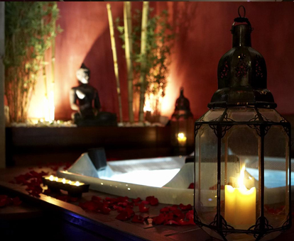 Foto del jacuzzi privado, con velas aromáticas, pétalos de rosa y ambientalución lumínica íntima, en el Hotel Sant Roc de Lérida