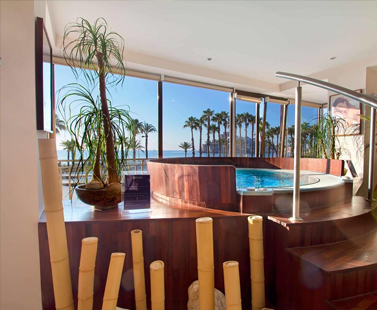 Foto del jacuzzi con vistas al mar que hay en el Hotel Servigroup Papa Luna