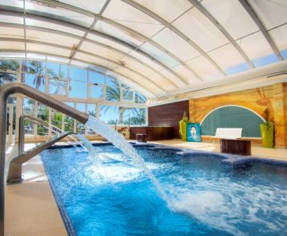 Foto de la piscina con elementos de hidroterapia del hotel.