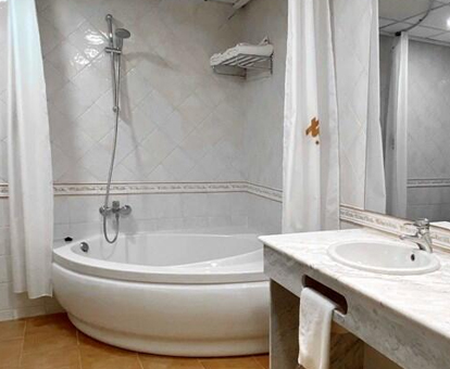 Foto del baño con bañera de hidromasaje que se encuentra en el Hotel Torremangana de Cuenca