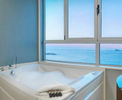 Foto de la baÃ±era de hidromasaje con espuma y vistas al mar en el Hotel Villa del Mar de la Comunidad Valenciana