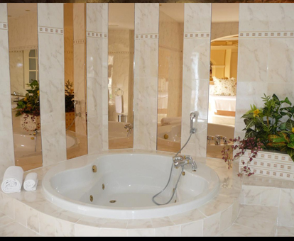 Imagen del jacuzzi privado con espejos que hay en el baño del Hotel Villaclara de Tarragona