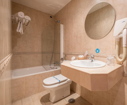 Foto de la bañer con hidromasaje que hay en el baño del Hotel Vivar de Griñón, en Madrid