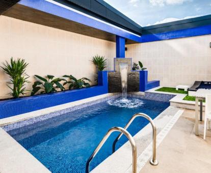 Foto de la piscina privada con terraza de la Suite del hotel.