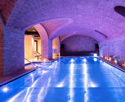 Foto de la acogedora piscina de hidroterapia del spa del hotel.