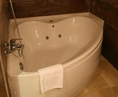 Bañera de hidromasaje privada de la habitación doble superior del hotel.