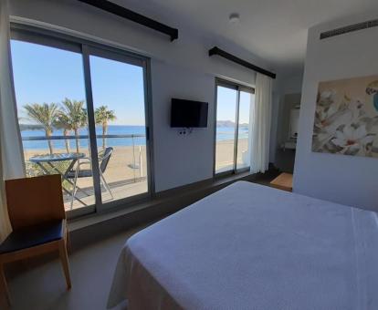 Foto de las instalaciones de este hotel con vistas al mar.