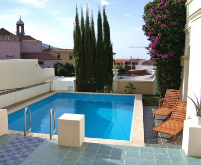 Foto de la piscina al aire libre disponible todo el año de este hotel.