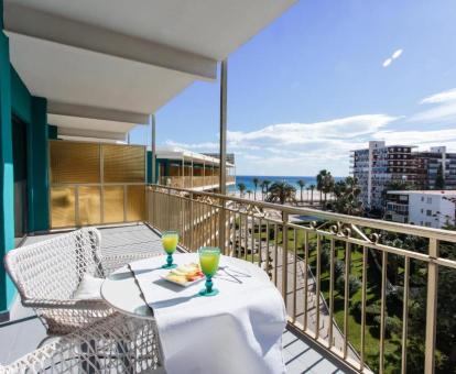 Foto de las instalaciones de este hotel con vistas al mar.