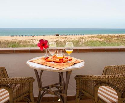 Foto de la terraza con comedor y vistas al mar de una de las habitaciones del hotel.