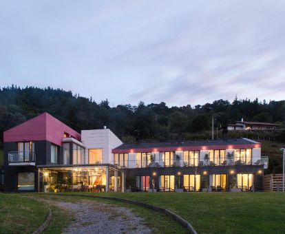 Edificio de este hotel solo para adultos en un tranquilo entorno rodeado de vegetación.