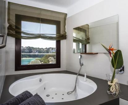 Foto de la bañera de hidromasajes privada de la Habitación Doble con vistas al mar.