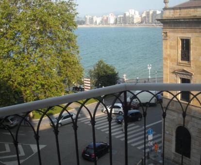 Foto del balcón con vistas al mar de una de las habitaciones.
