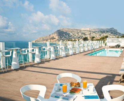 Foto de las instalaciones de este hotel con vistas al mar.