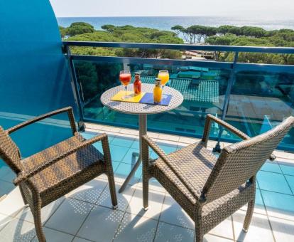 Foto de las instalaciones de este hotel con vistas al mar.