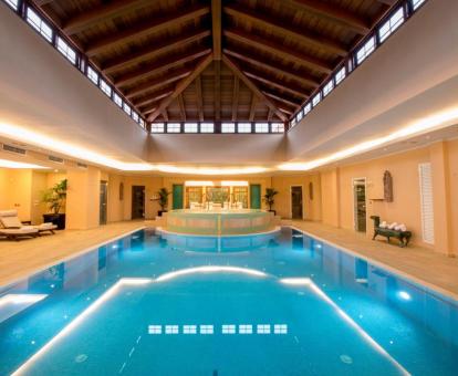 Foto de la piscina cubierta disponible todo el año de este hotel.