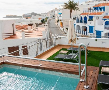 Agradable terraza solarium con piscina al aire libre de este acogedor hotel solo para adultos.