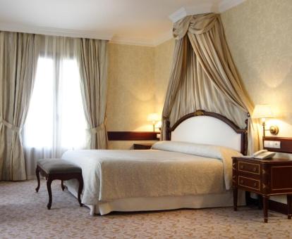 Foto de una de las habitaciones elegantes del hotel.