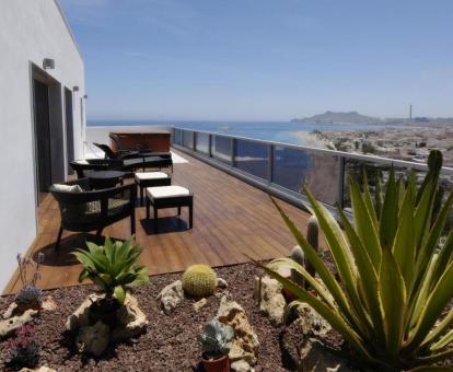 Foto de las instalaciones de este hotel con vistas al mar.