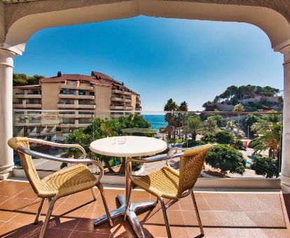 Terraza con vistas al mar y a los exteriores de este hotel ideal para parejas.