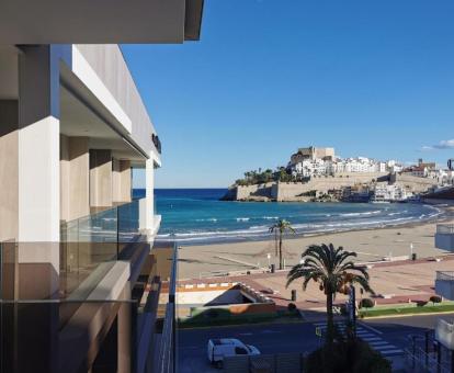 Foto de las instalaciones de este hotel con vistas al mar.