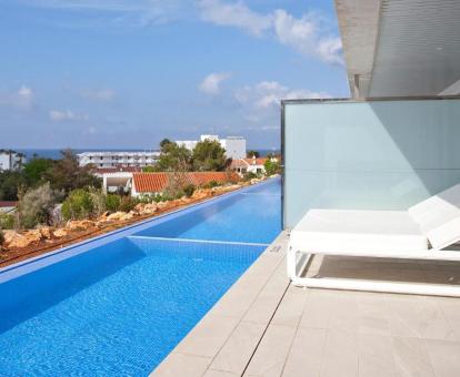 Foto de la piscina privada con vistas de la Suite del hotel.