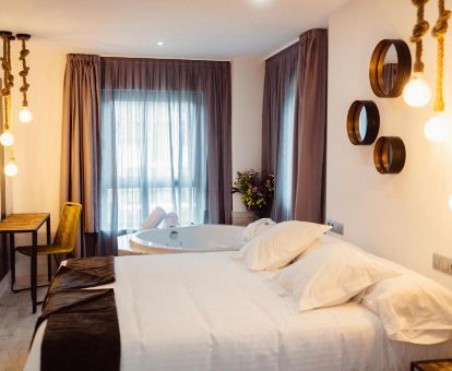 Habitación Doble con bañera de hidromasaje de este maravilloso hotel romántico de estilo rústico.