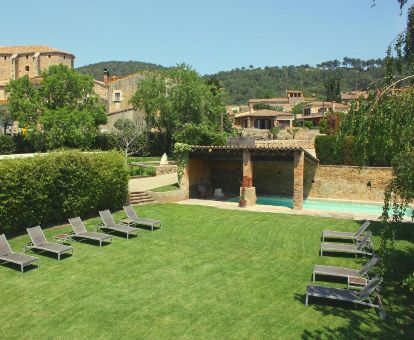 Agradable zona exterior con jardín, piscina y solarium de este hotel solo para adultos.