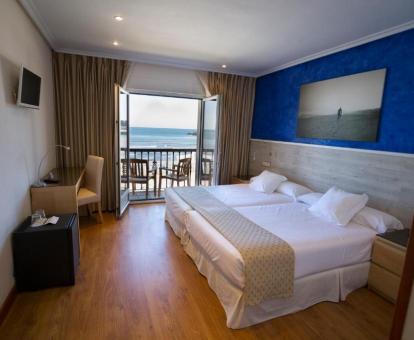 Foto de una de las habitaciones con terraza y vistas al mar.