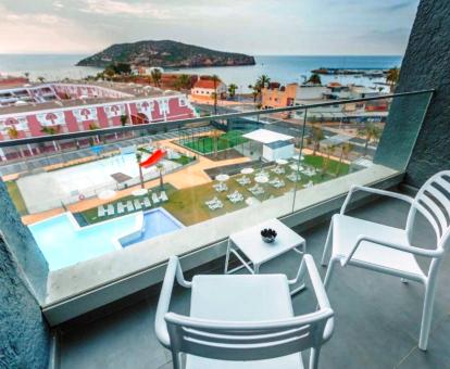 Foto de la terraza amueblada con vistas al mar del hotel.