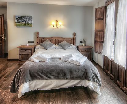 Una de las coquetas habitaciones dobles de estilo tradicional de este acogedor hotel.