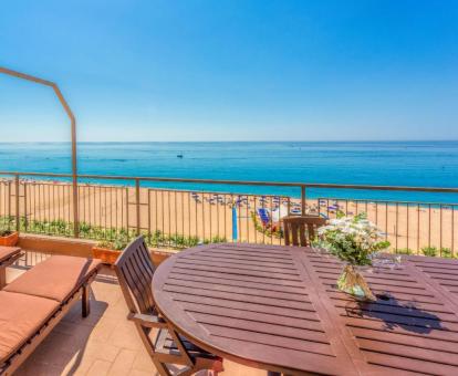 Foto de las instalaciones de este hotel con vistas al mar.