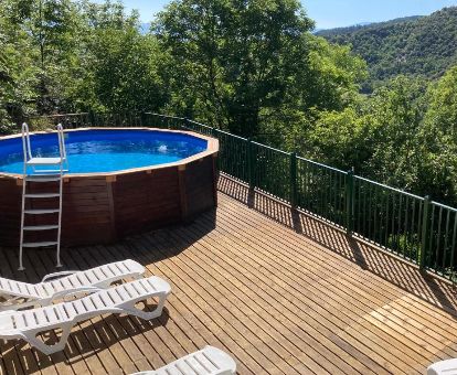 Terraza solarium con tumbonas y piscina al aire libre con vistas a la naturaleza de este hotel rural.