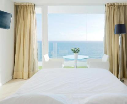 Foto de las vistas al mar desde la cama de una de las habitaciones del hotel.