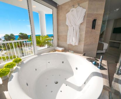 Maravillosa bañera de hidromasaje privada con vistas al mar de la suite junior de este hermoso hotel romántico.