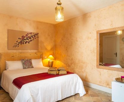 Una de las acogedoras habitaciones dobles de este coqueto hotel solo para adultos al estilo Riad marroquí.
